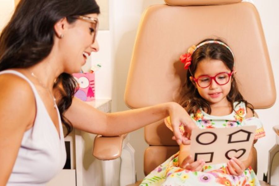 Dra. Aline Brasileiro | Especialista em Estrabismo Infantil em Juiz de Fora - MG